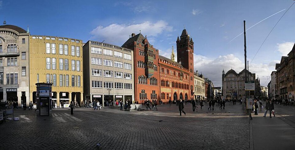 Marktplatz von Basel mit Blick auf das Rathaus